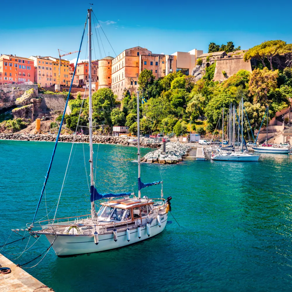 Un voilier dans la marina de la ville de Bastia