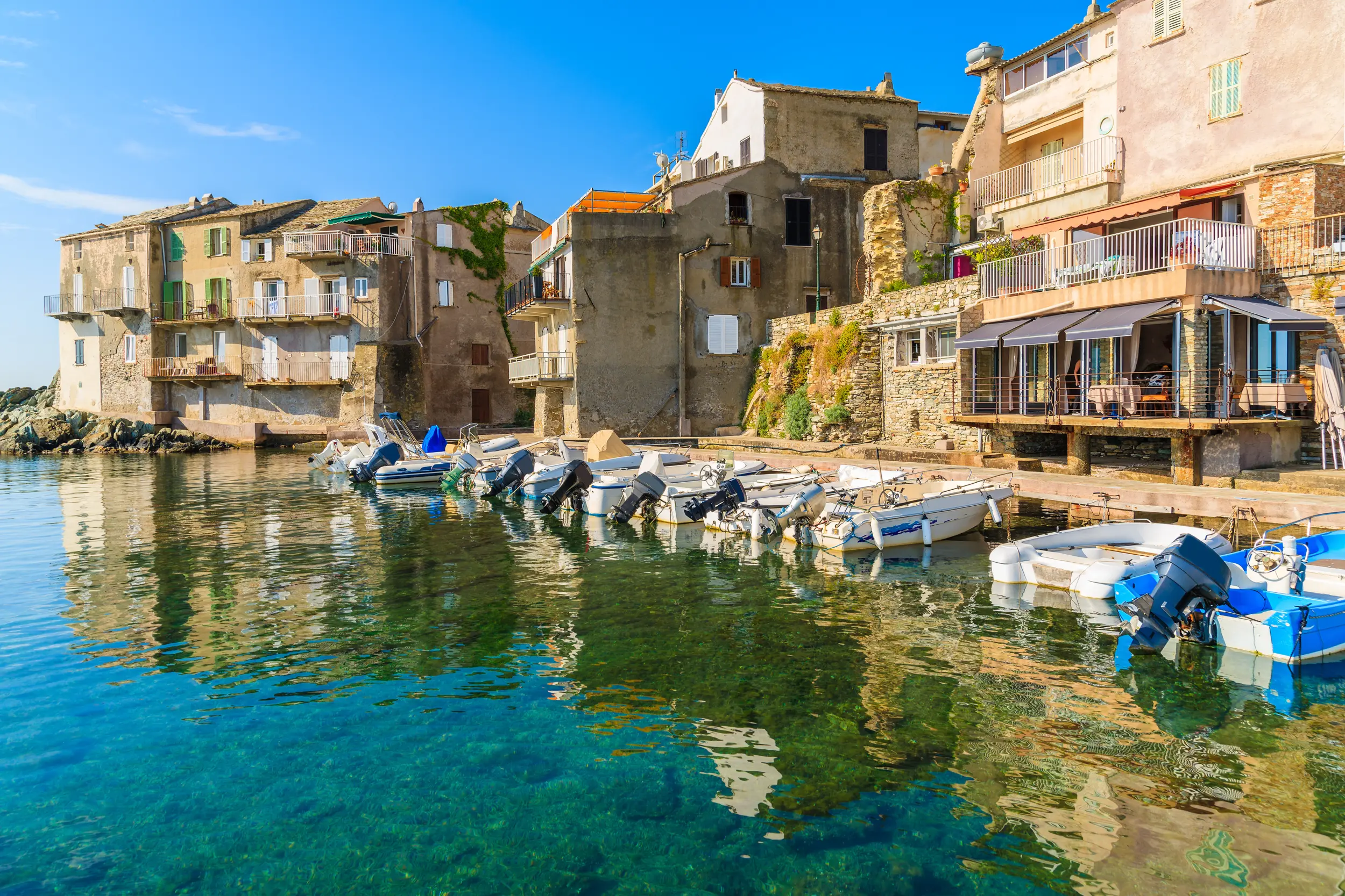 Vue sur le petit village d'Erbalunga dans la région du Cap Corse