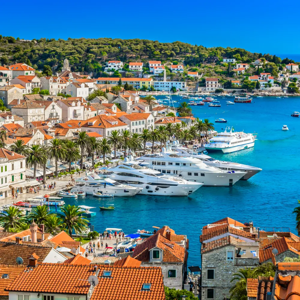 Vue sur la baie et la ville de Hvar en Croatie