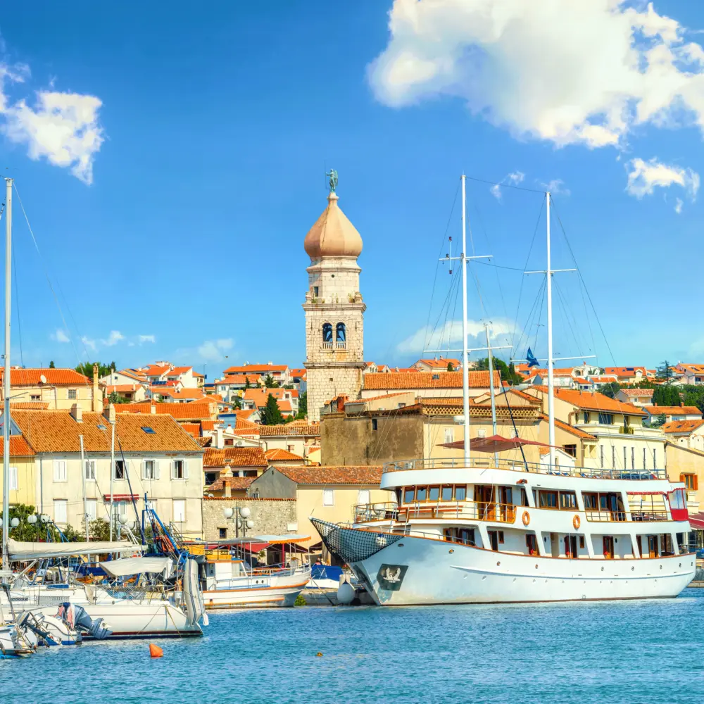 Vue sur l'île de Krk en Croatie avec sa vieille ville et la marina