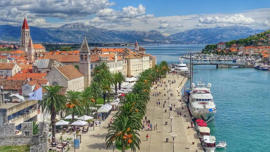 Vue sur la ville de Split en Croatie avec sa promenade en bord de mer