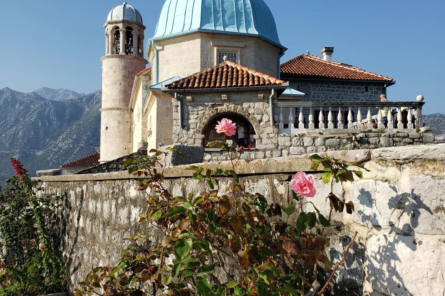 Vue en contrebas de l'édifice Lady of the rock à Kotor