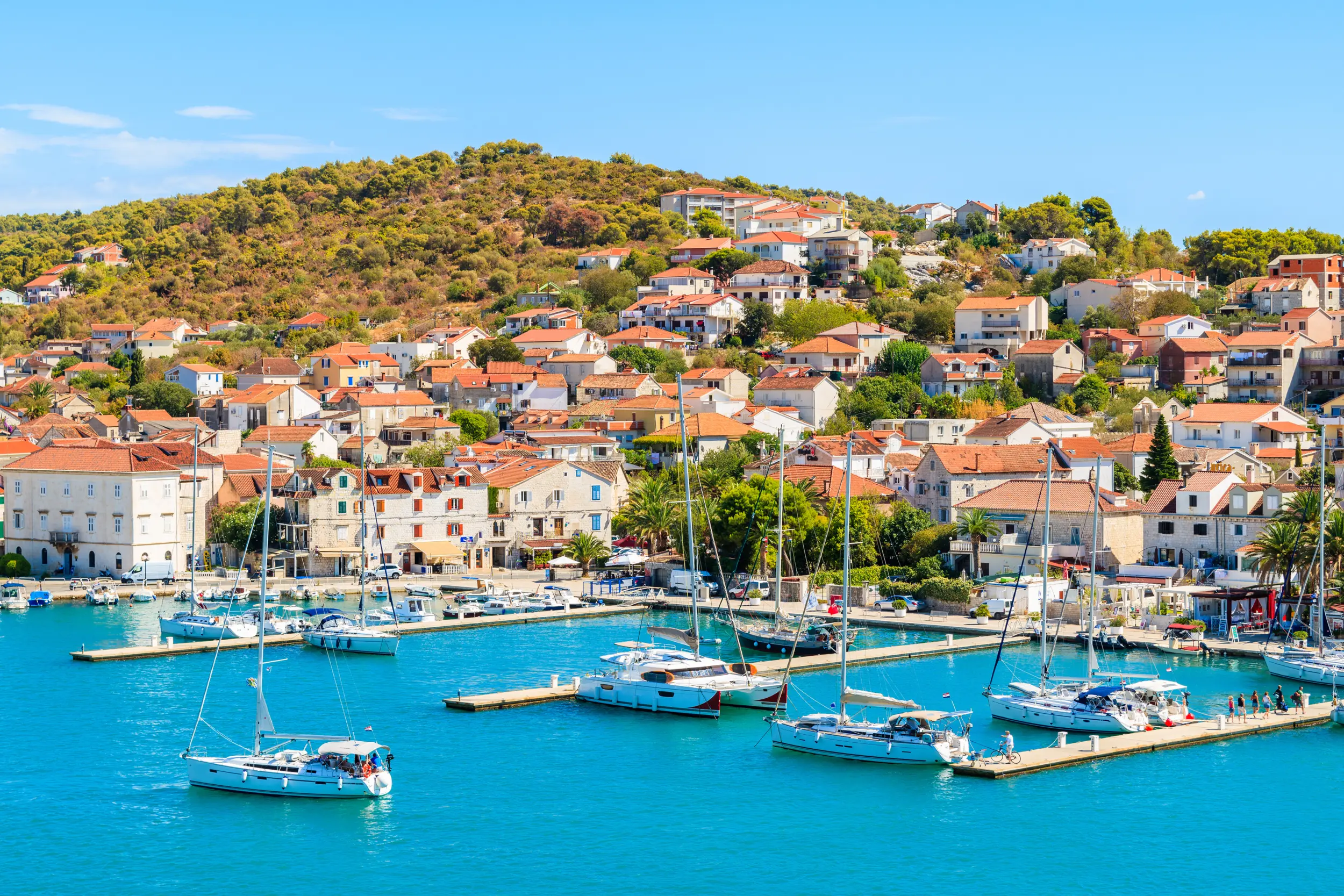 Vue sur la ville de Trogir en Croatie et sa marina