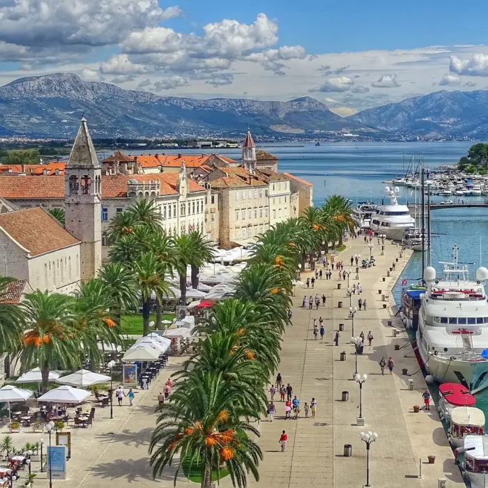 Vue sur la ville de Split en Croatie avec sa promenade en bord de mer