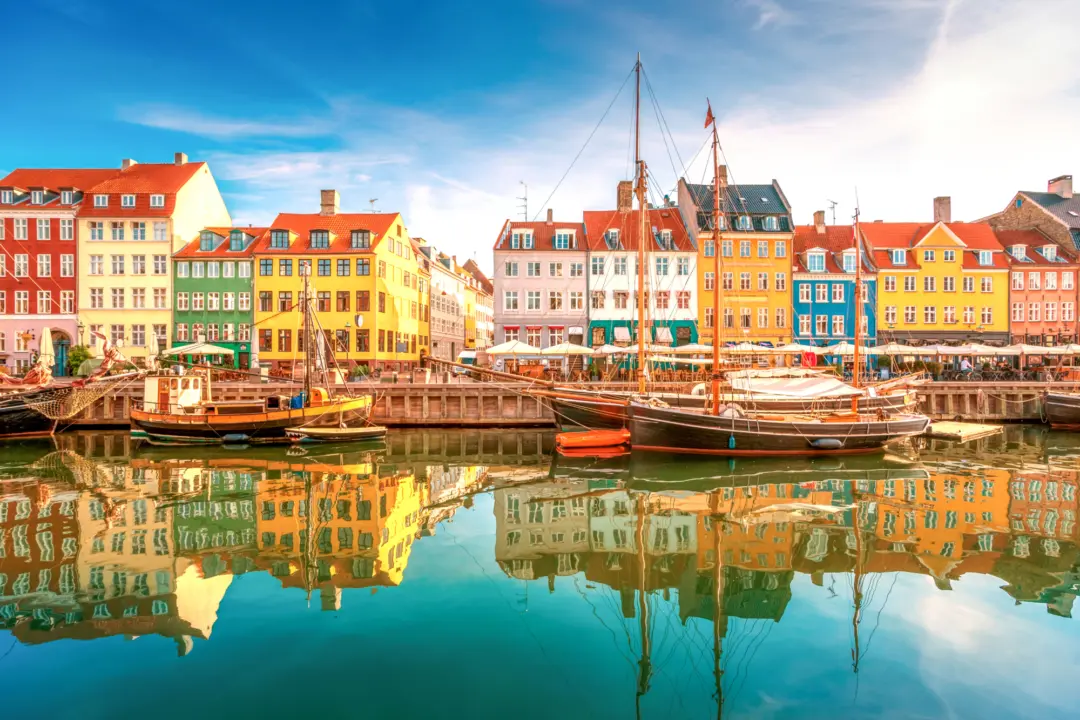 Vue sur le canal Nyhavn et les édifices colorées de Copenhague au Danemark