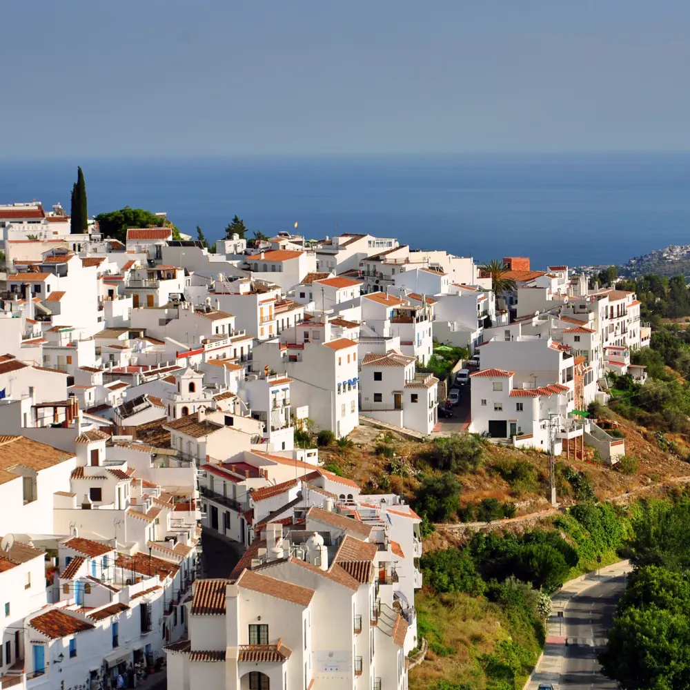 Le village blanc pittoresque de Frigiliana, situé dans la province de Malaga en Andalousie