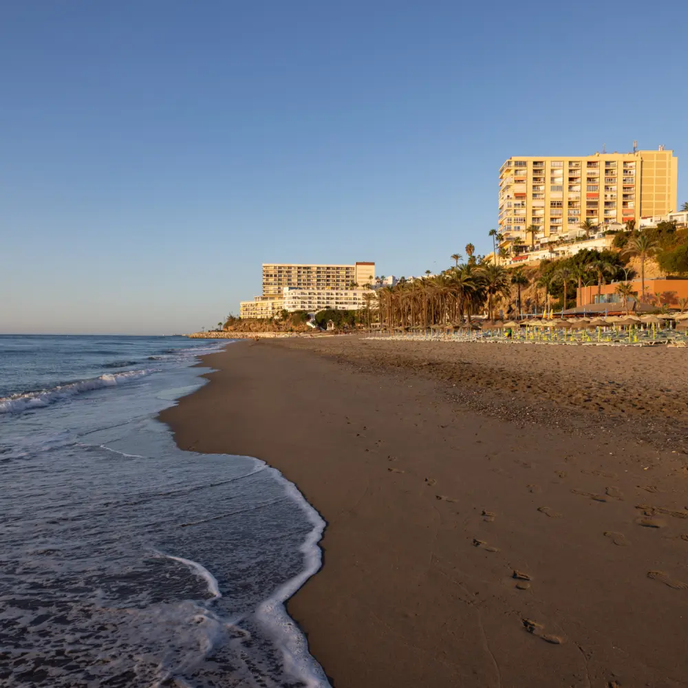 La Playa del Bajondillo à Torremolinos, sur la Costa del Sol en Espagne.