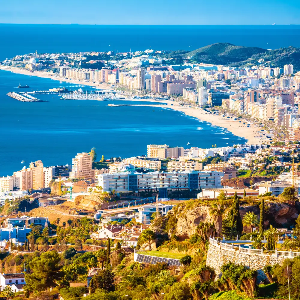 Vue aérienne de la côte de Fuengirola sur la Costa del Sol, en Andalousie, en Espagne.