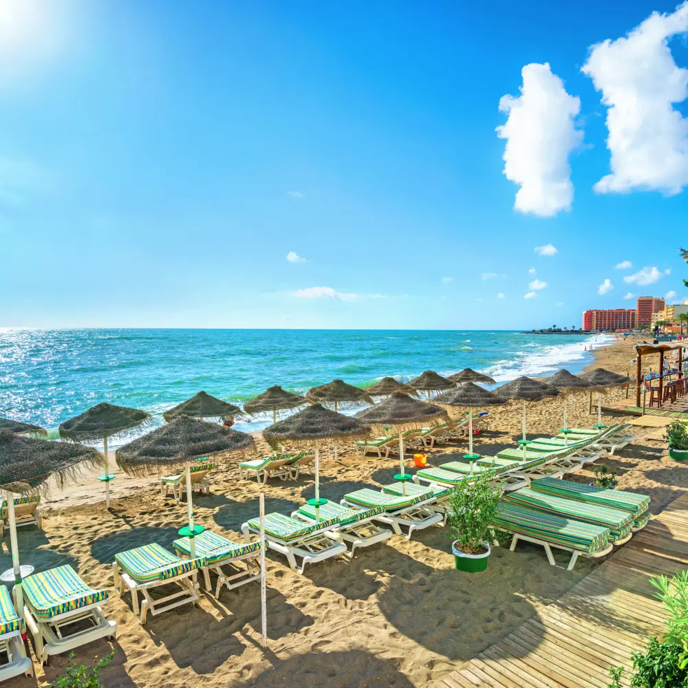 La plage ensoleillée de la ville côtière de Benalmádena sur la Costa del Sol en Andalousie, Espagne