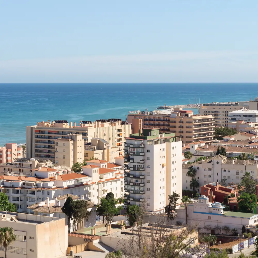 Vue sur les bâtiments résidentiels et les hôtels du quartier de La Carihuela à Torremolinos, sur la Costa del Sol en Espagne, face à la mer Méditerranée