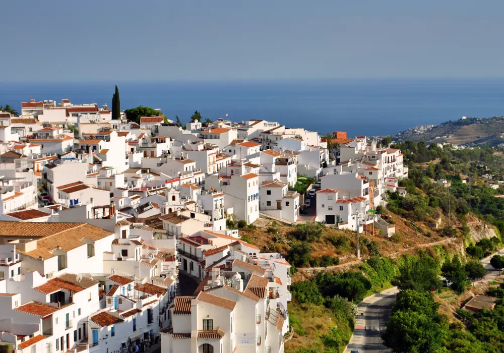 Le village blanc pittoresque de Frigiliana, situé dans la province de Malaga en Andalousie