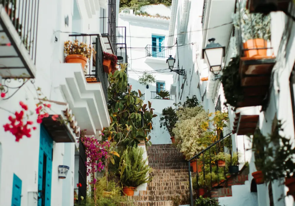 Rue pittoresque dans le village andalou de Frigiliana, réputé pour ses maisons blanchies à la chaux et ses marches en briques