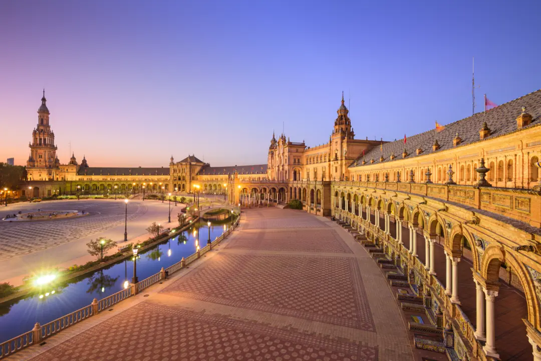 Vue sur la Place d'Espagne à Séville sous un ciel rose