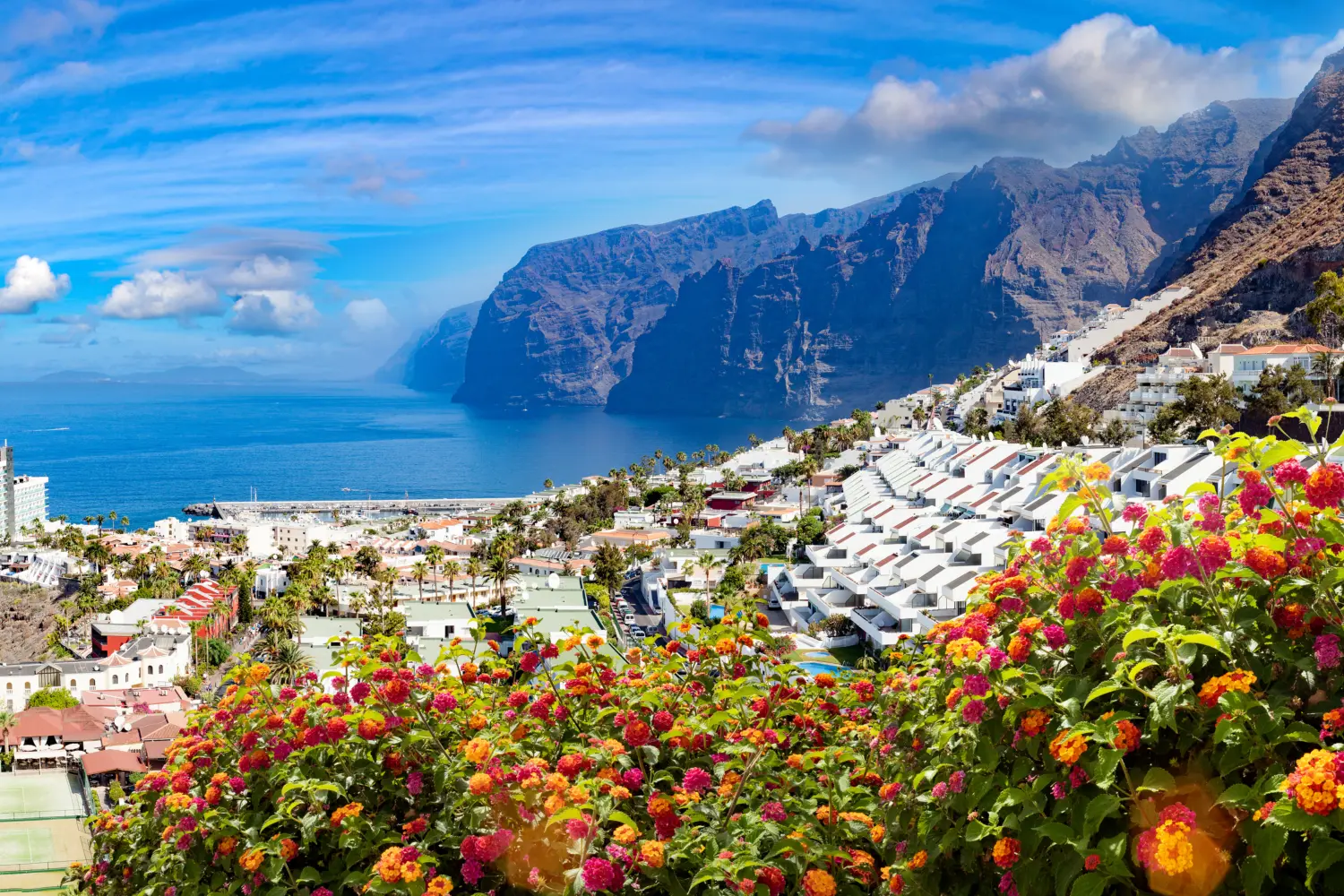 La ville de Los Gigantes située sur l'île de Tenerife, dans les îles Canaries en Espagne