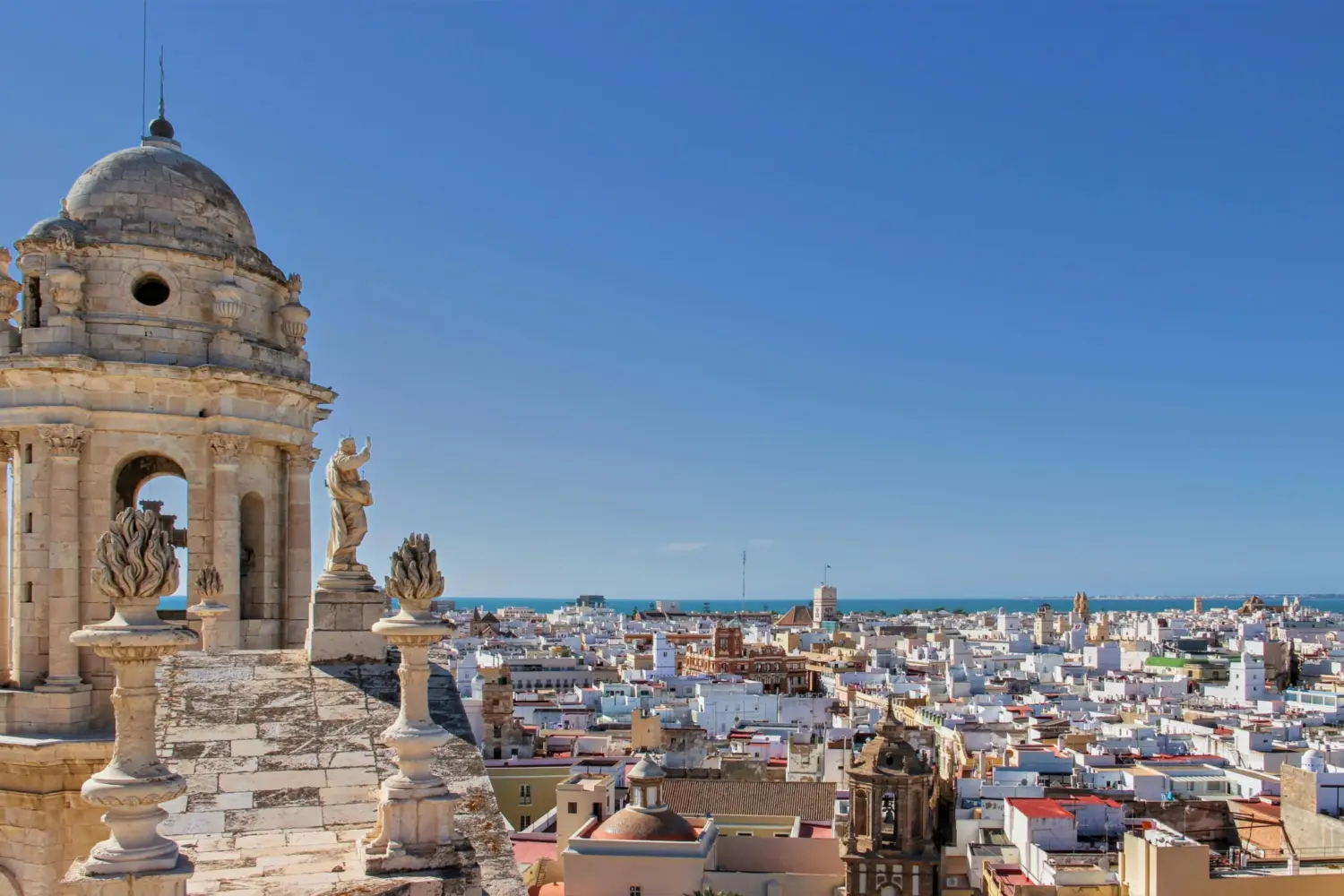 Vue sur la ville de Cadix située aux abords de la mer Méditerranée en Espagne