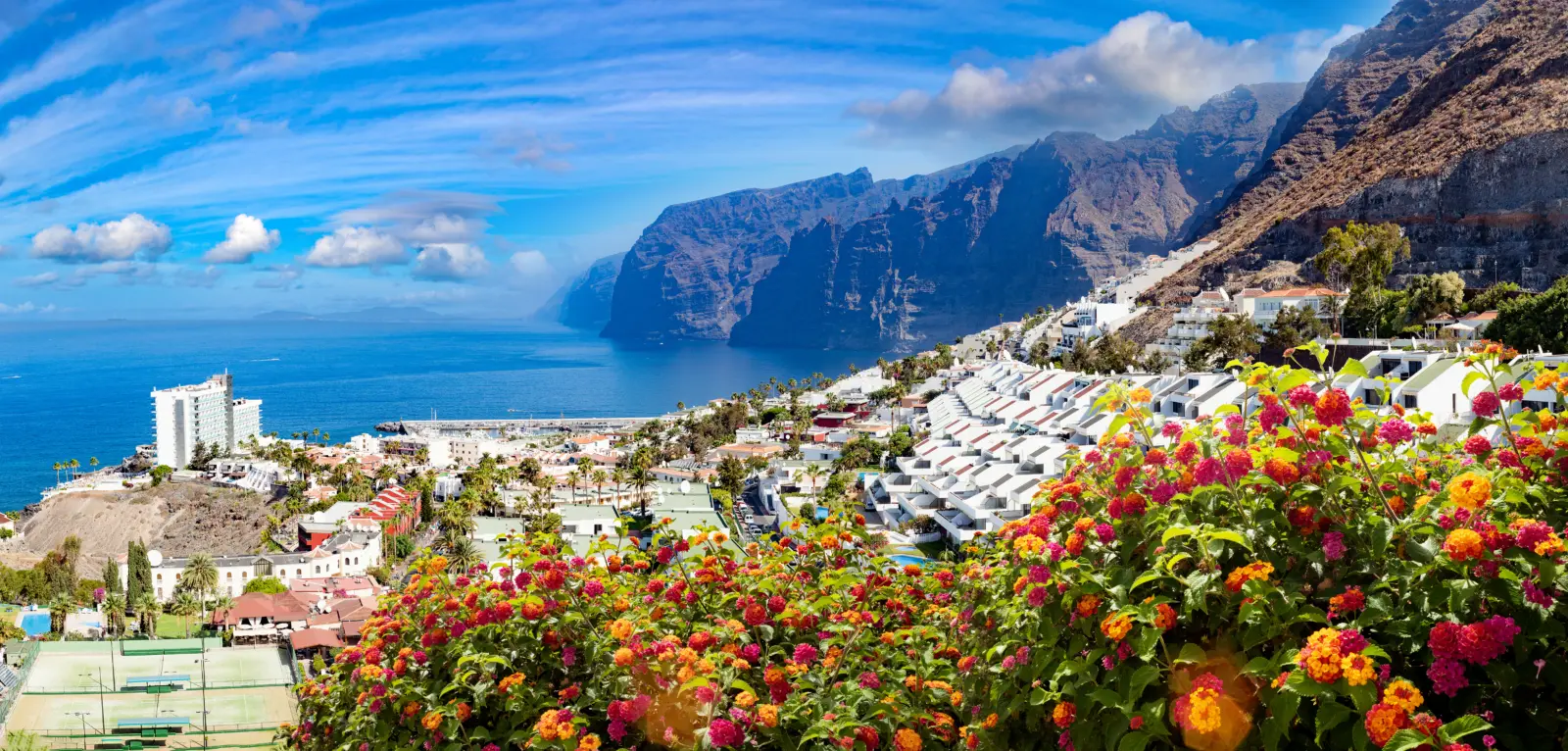 La ville de Los Gigantes située sur l'île de Tenerife, dans les îles Canaries en Espagne