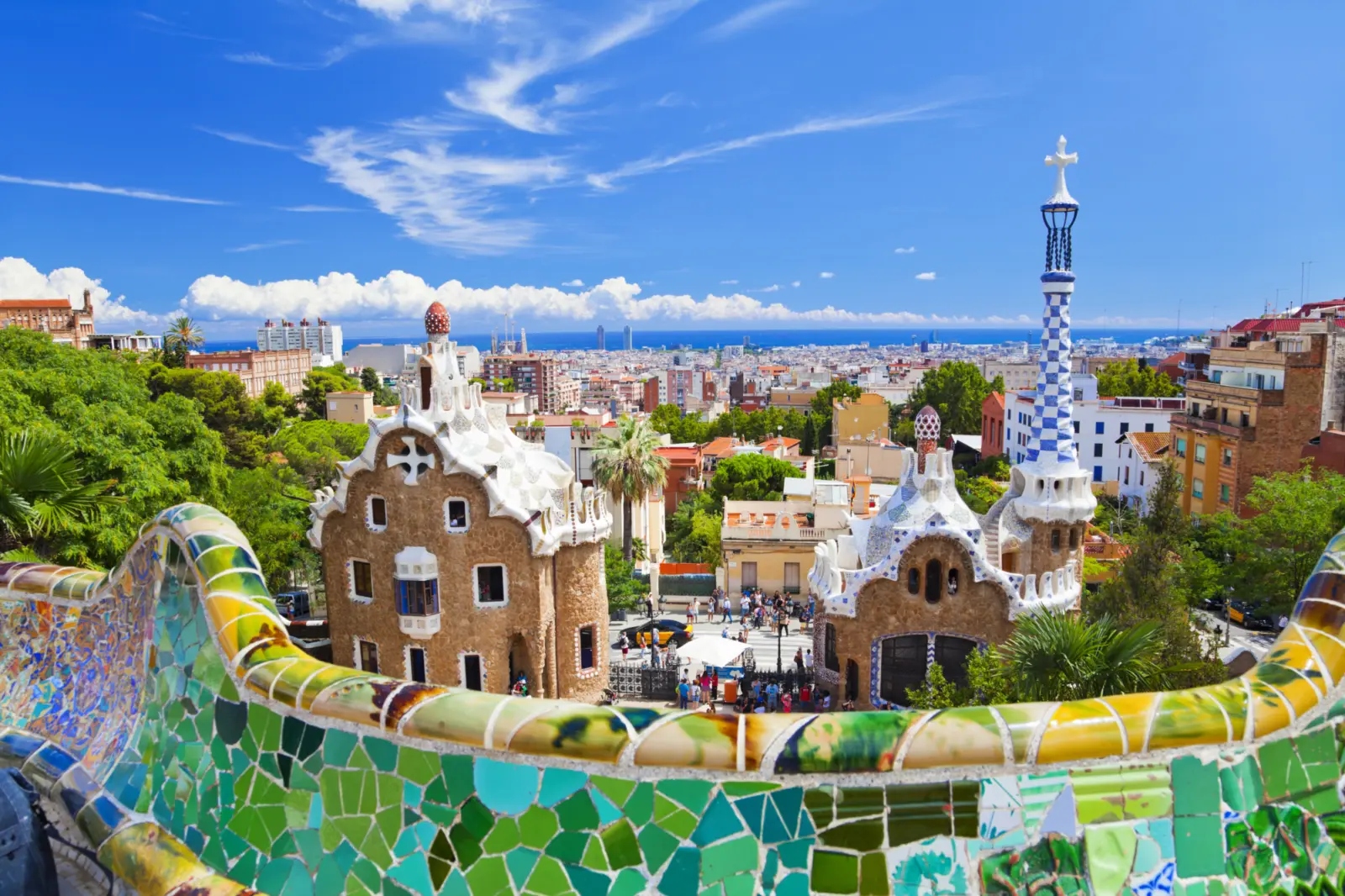 Le parc Güell avec vue sur la mer conçu par l'architecte Antoni Gaudí à Barcelone