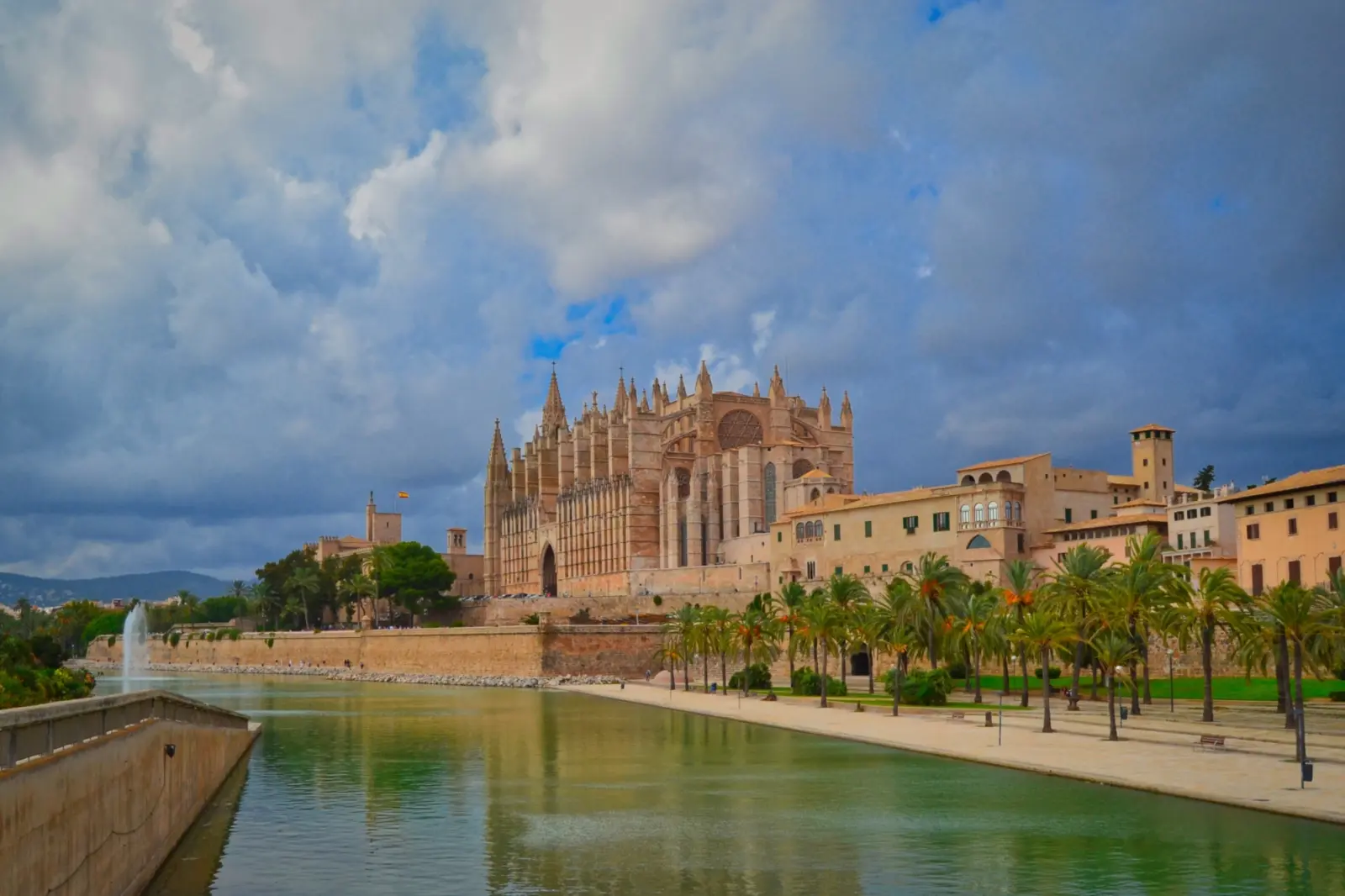 Vue extérieure sur la cathédrale de Palma de Majorque, la Basilica de Santa Maria de Palma de Mallorca, en Espagne