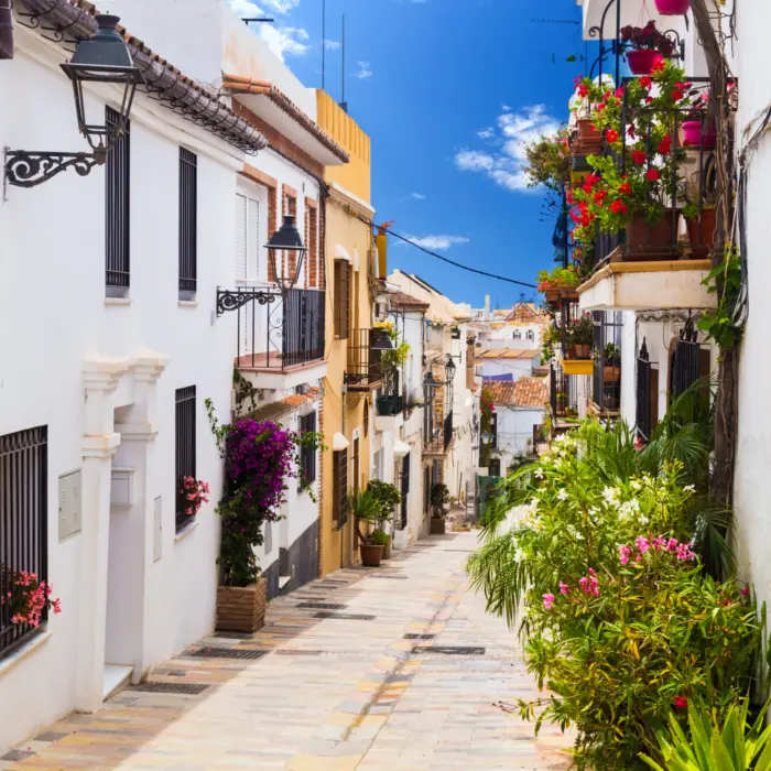 Vue sur une petite rue à Marbella dans la province de Malaga en Espagne