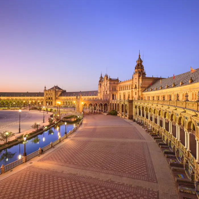 Vue sur la Place d'Espagne à Séville sous un ciel rose
