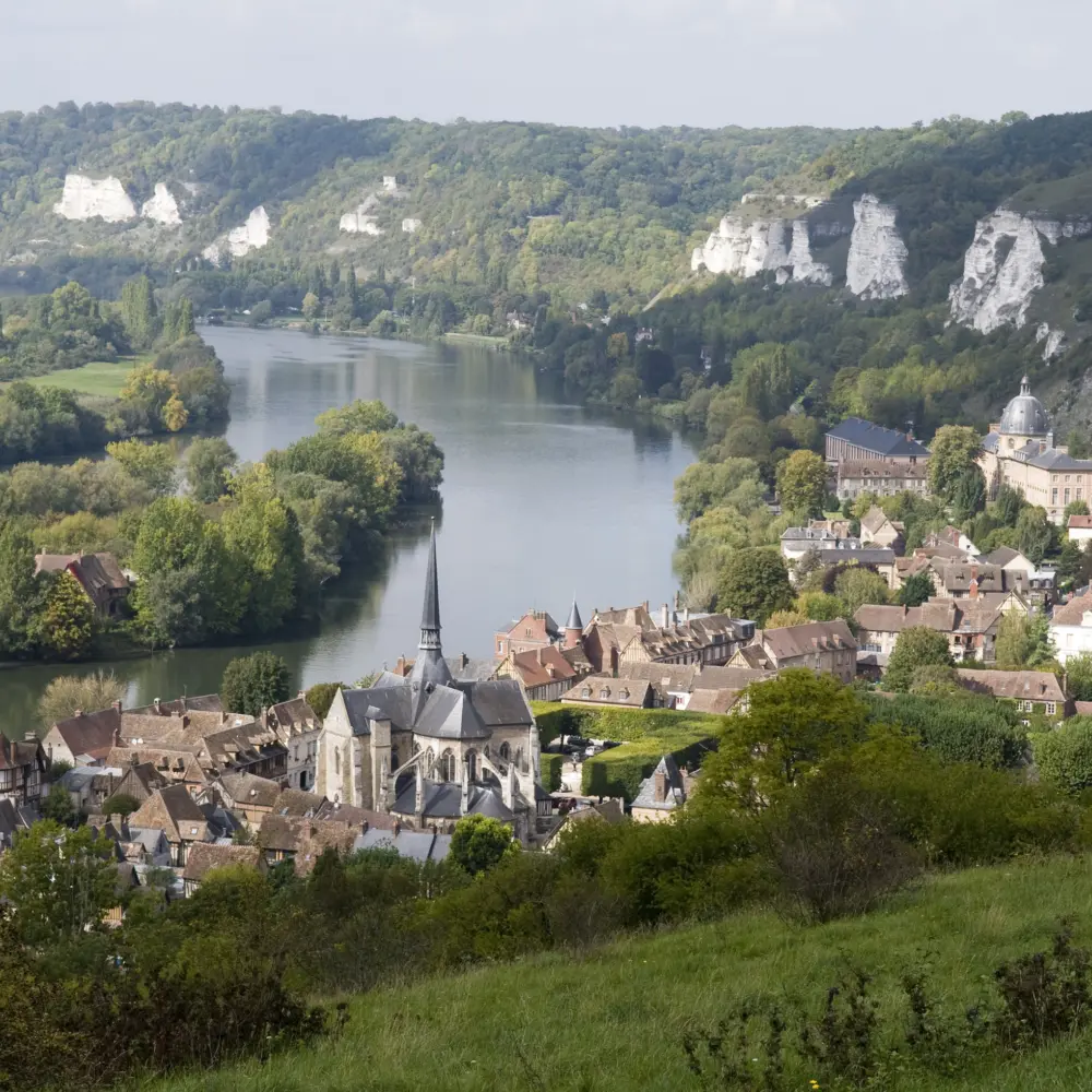 Vue sur la Seine et la commune française Les Andelys en Normandie