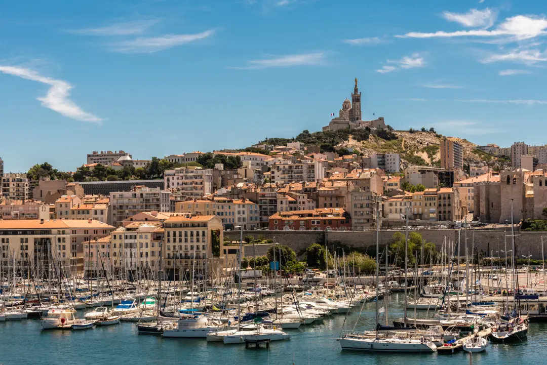 Le Vieux-Port de Marseille, un site emblématique qui constitue le cœur historique et culturel de la ville.