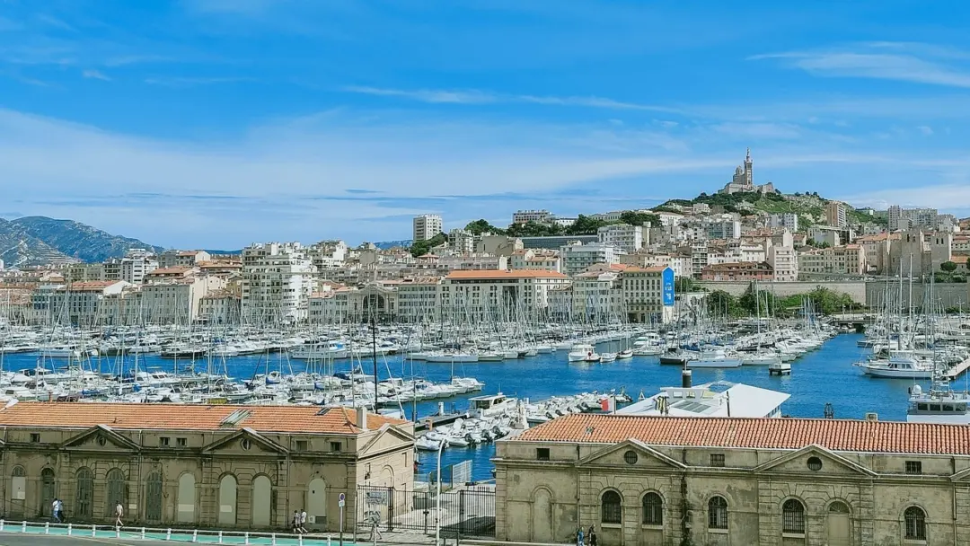 Vue sur le port et la ville de Marseille en France