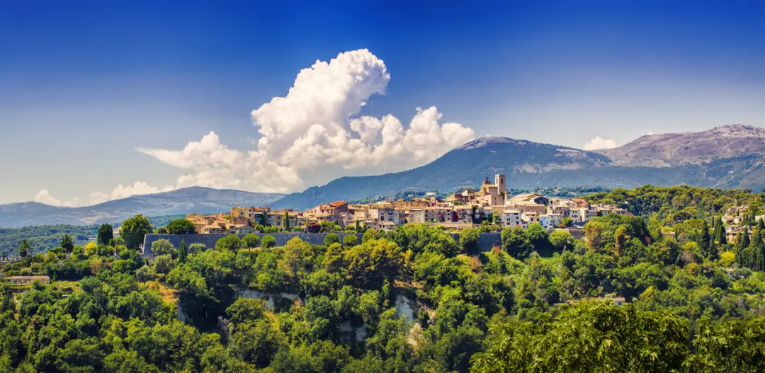 Vue sur le magnifique village médiéval de St-Paul-de-Vence dans le sud de la France