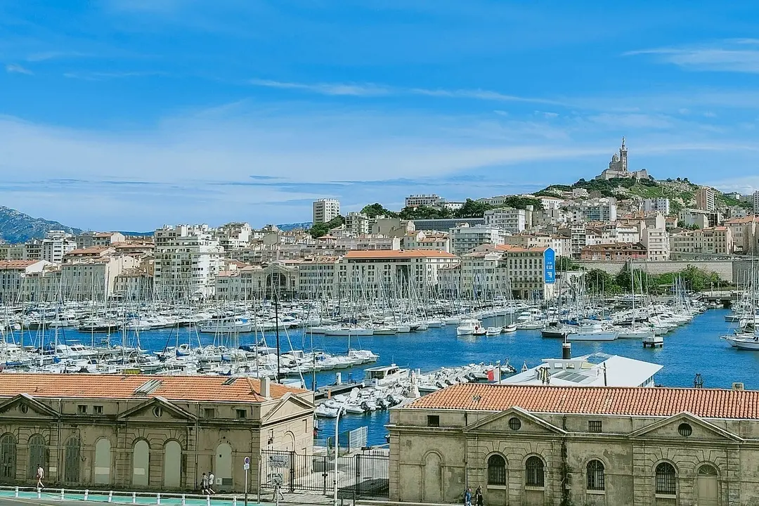 Vue sur le port et la ville de Marseille en France