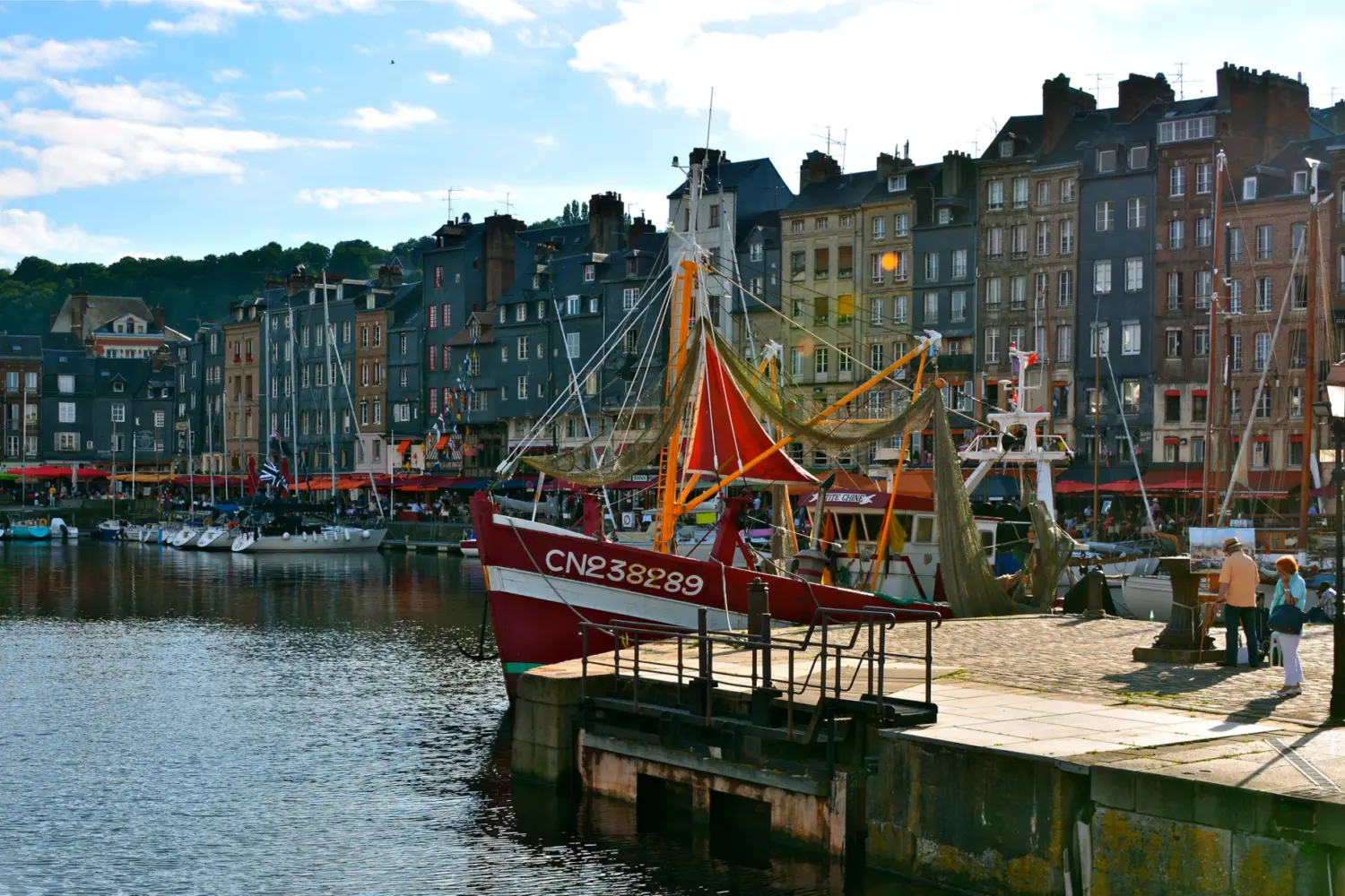 Vue sur la Seine en France avec la ville d'Honfleur en arrière-plan