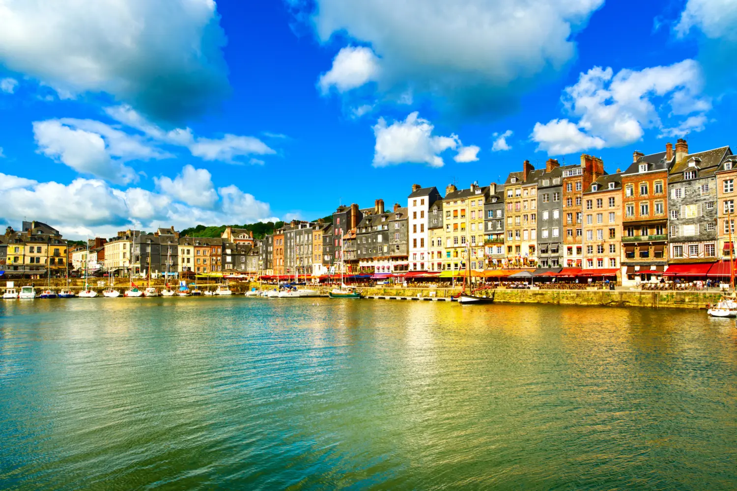 La ville de Honfleur aux abords de la Seine en France