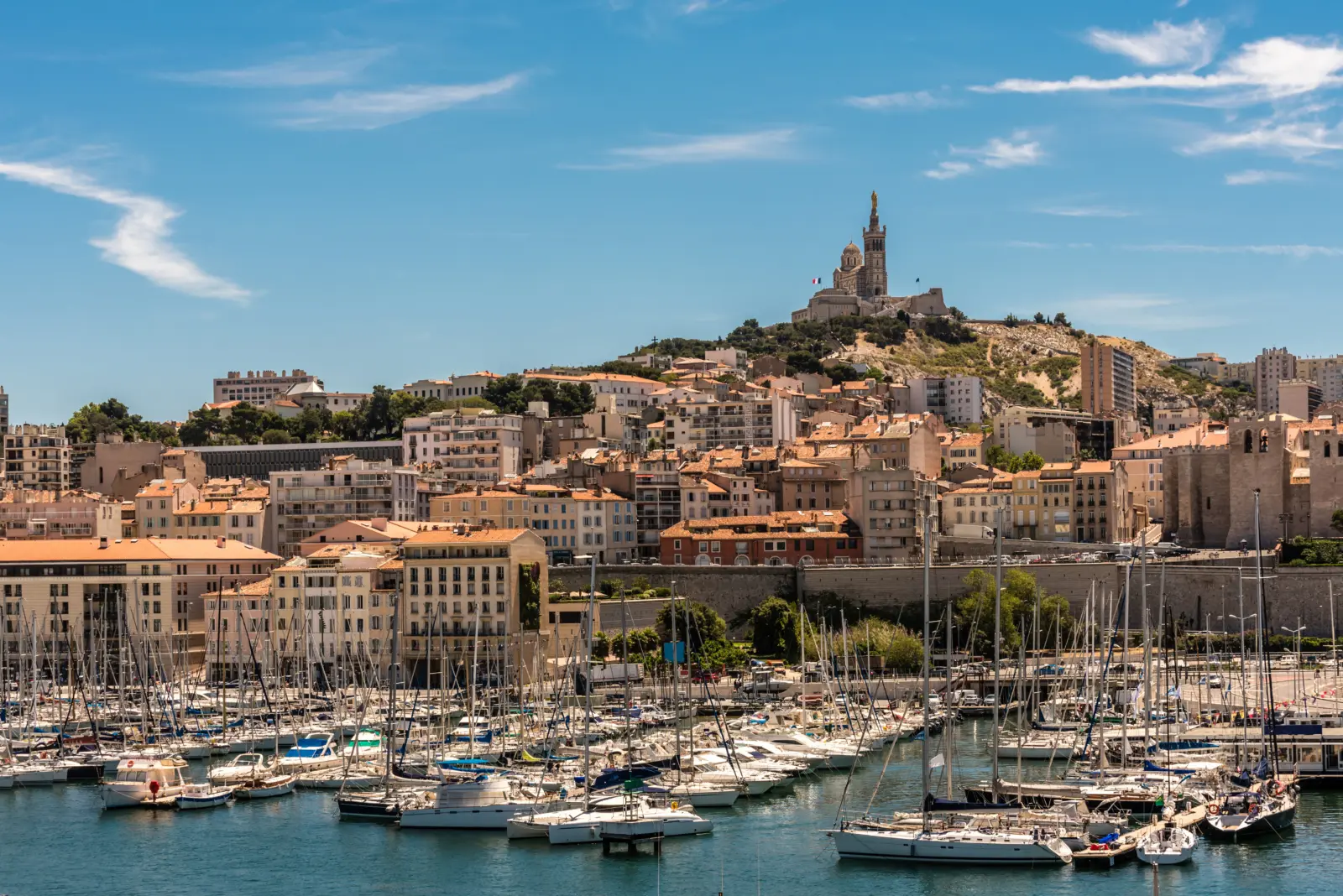 Le Vieux-Port de Marseille, un site emblématique qui constitue le cœur historique et culturel de la ville.