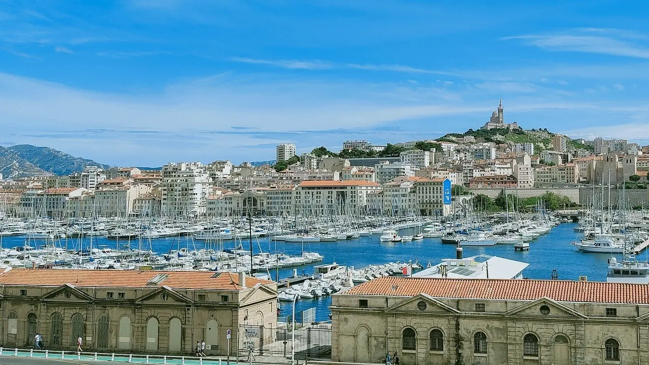 Vue sur le port et la ville de Marseille en France