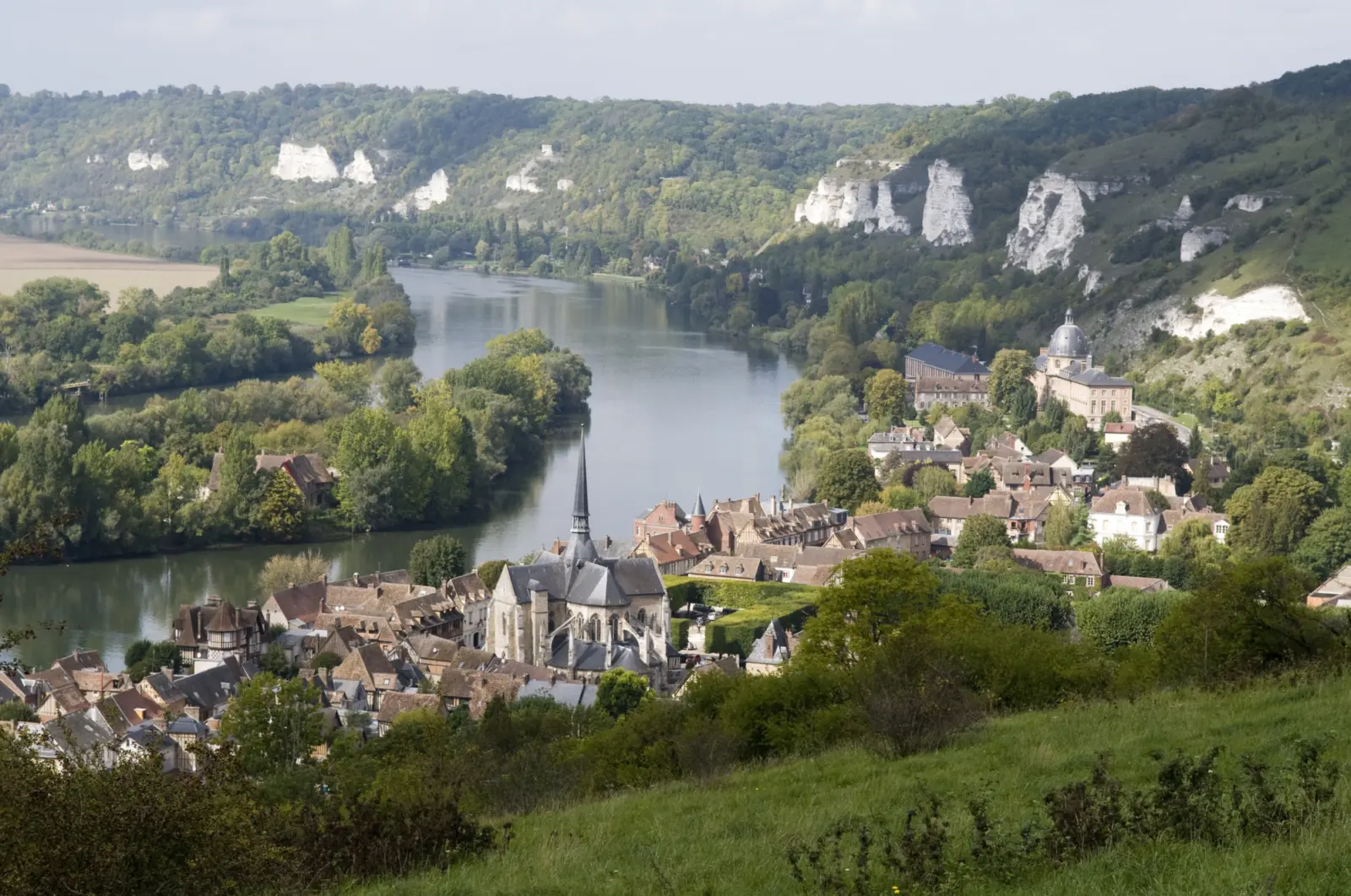 Vue sur la Seine et la commune française Les Andelys en Normandie