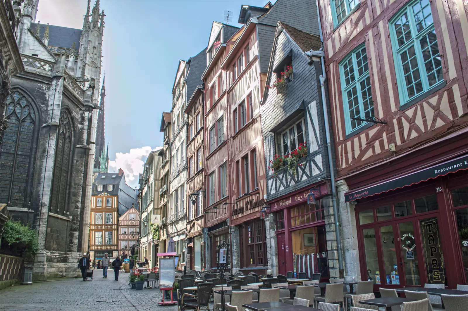 Vue sur l'une des ruelles de la ville de Rouen aux abords de la Seine en France