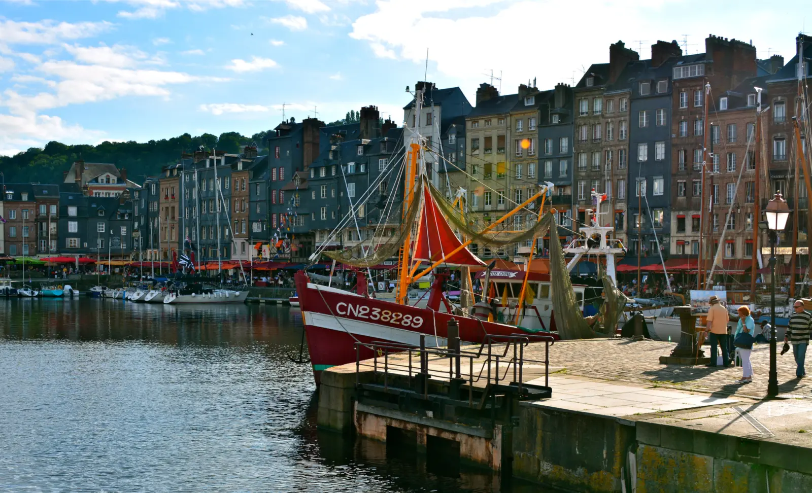 Vue sur la Seine en France avec la ville d'Honfleur en arrière-plan