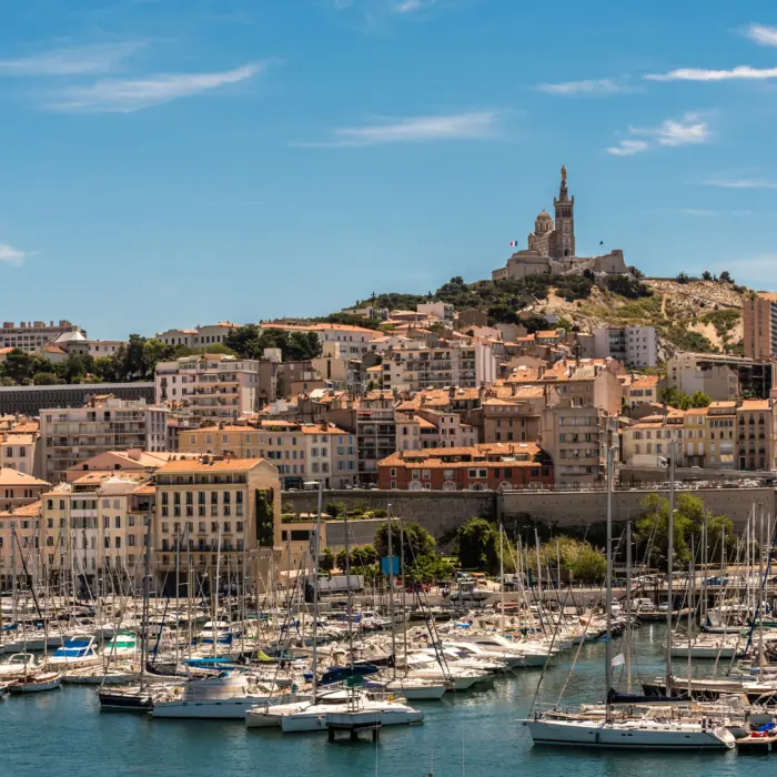 Le Vieux-Port de Marseille, un site emblématique qui constitue le cœur historique et culturel de la ville.
