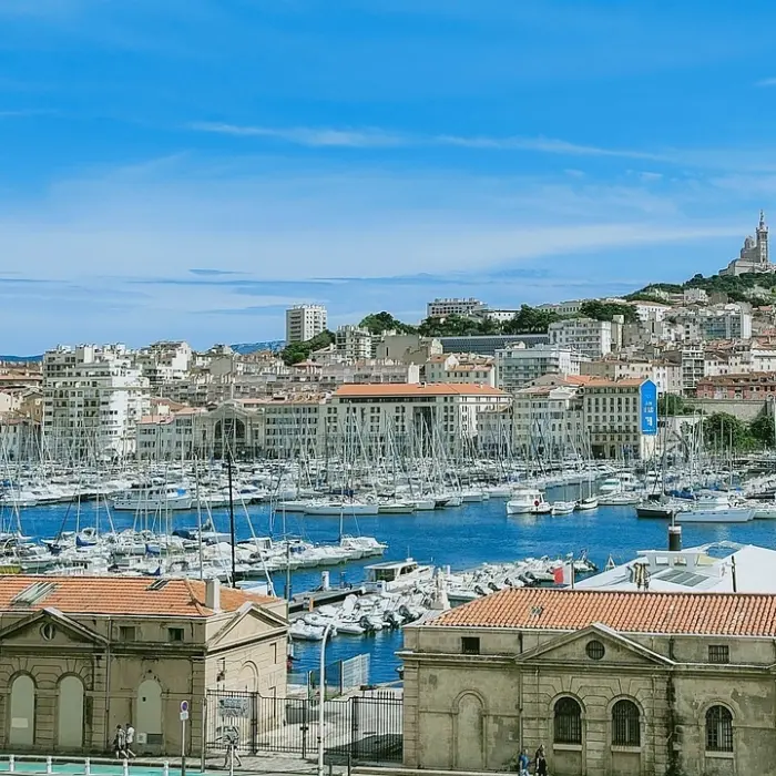 Vue sur le port et la ville de Marseille en France