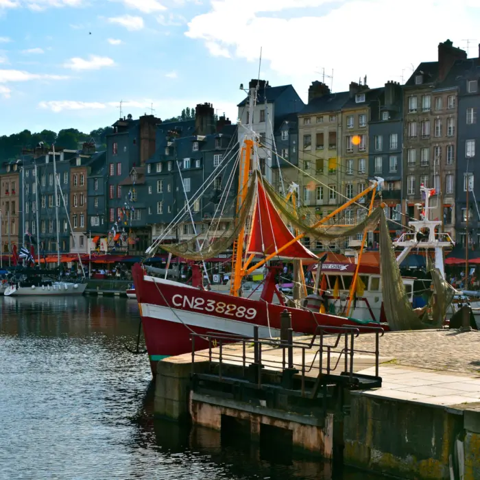 Vue sur la Seine en France avec la ville d'Honfleur en arrière-plan