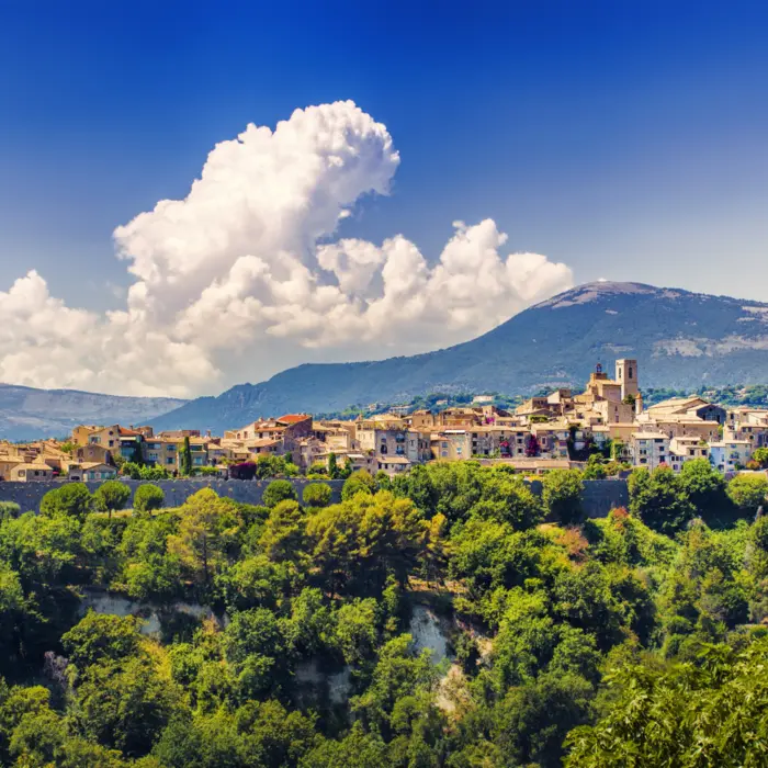 Vue sur le magnifique village médiéval de St-Paul-de-Vence dans le sud de la France