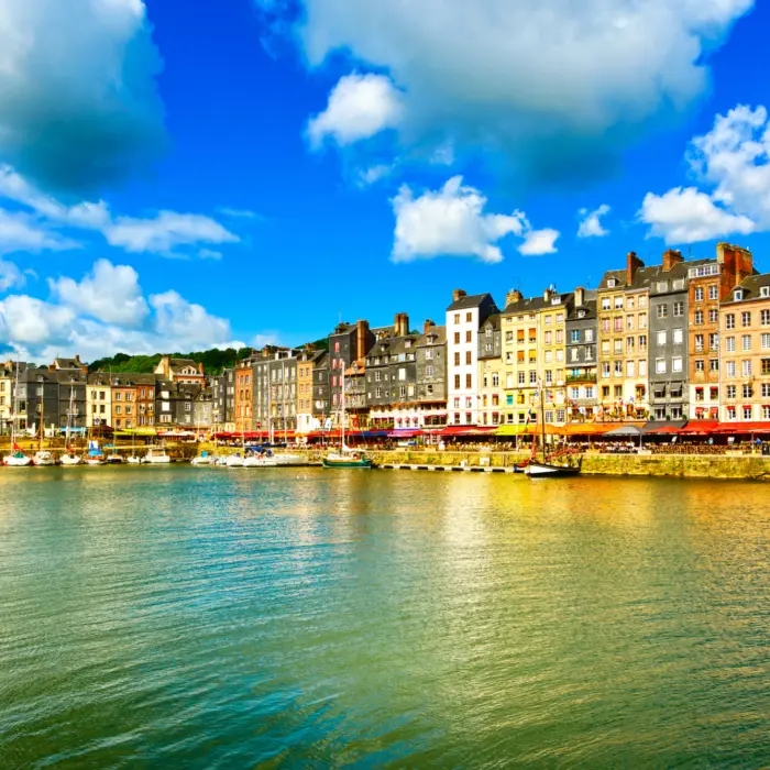 La ville de Honfleur aux abords de la Seine en France