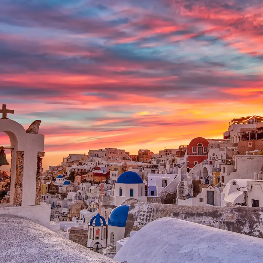 Vue sur l'île de Santorin, en Grèce, sous un magnifique ciel rose