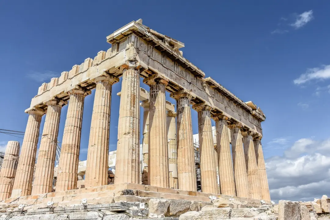 Vue sur l'Acropole d'Athènes, en Grèce, sous un magnifique ciel bleu