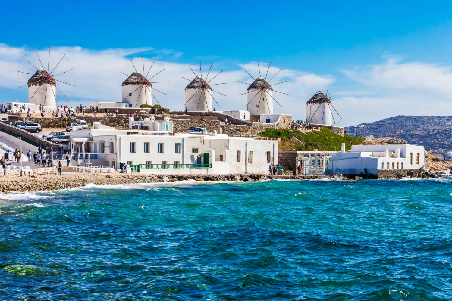 Vue sur l'île de Mykonos en Grèce avec ses fameux moulins blancs et le magnifique bleu de la mer