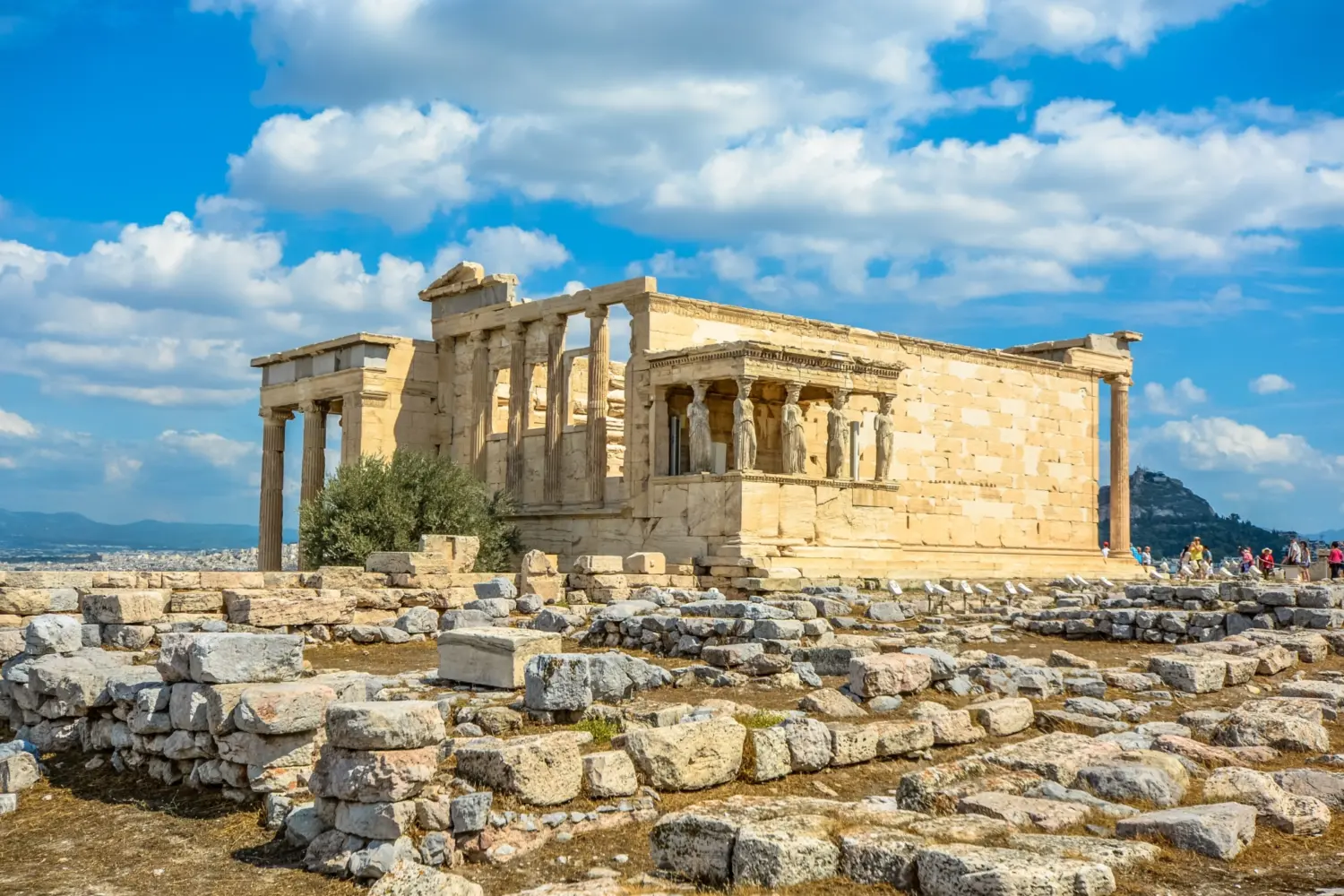 Vue sur le temple Érechthéion sur la colline de l'Acropole