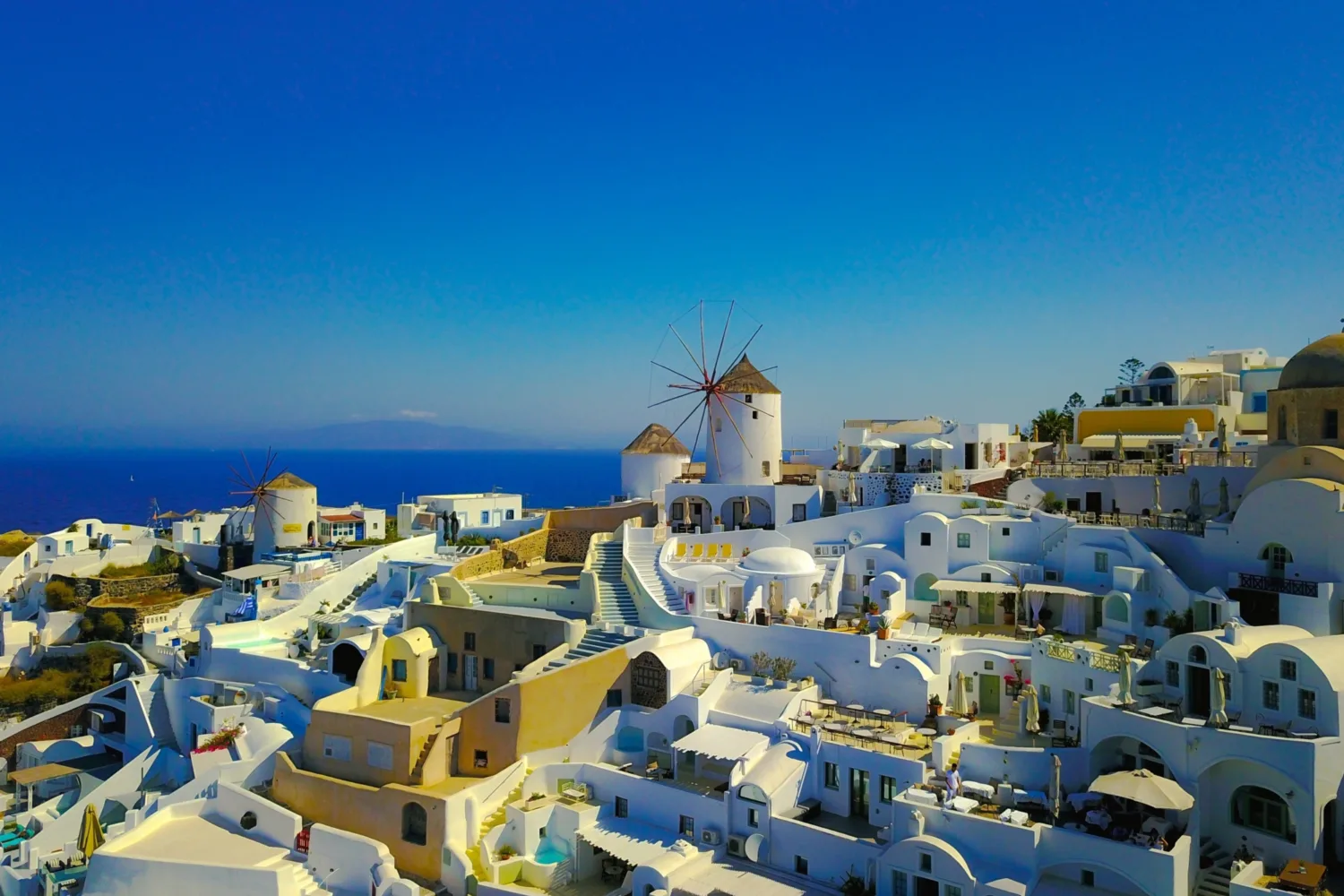 Vue la magnifique île de Santorin, en Grèce, avec ses maisons blanches sous un ciel bleu