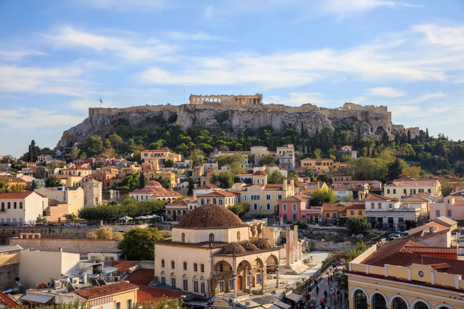 Vue sur la ville d'Athènes et l'Acropole qui surplombe la ville