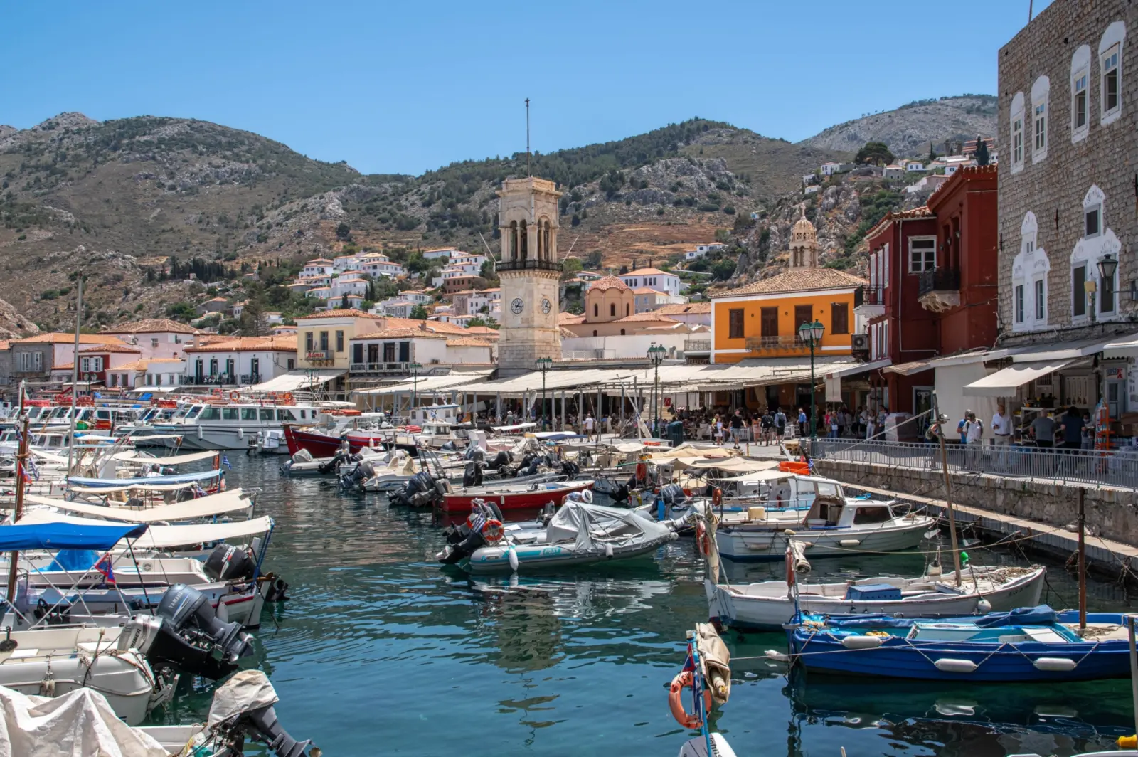 Vue sur Hydra et sa marina, petite île au sud d'Athènes dans la mer Égée en Grèce
