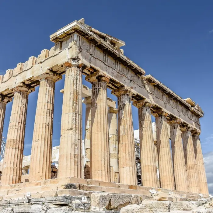 Vue sur l'Acropole d'Athènes, en Grèce, sous un magnifique ciel bleu