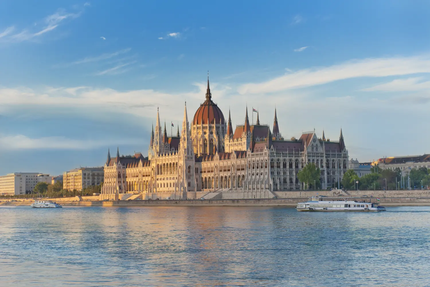 Vue sur le Danube et le magnifique parlement de Budapest en Hongrie